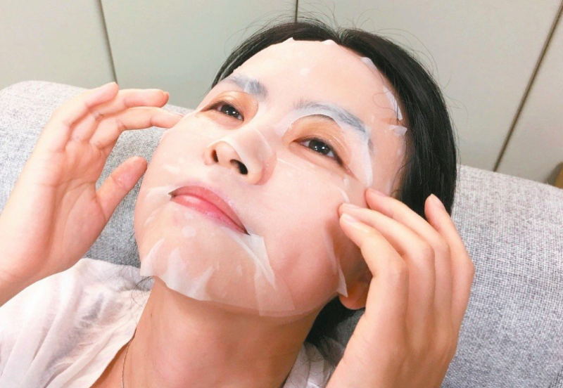 Apply-mask-skin-care