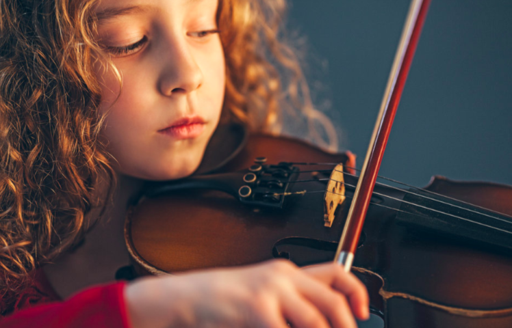 小朋友-女孩-演奏-練習-小提琴